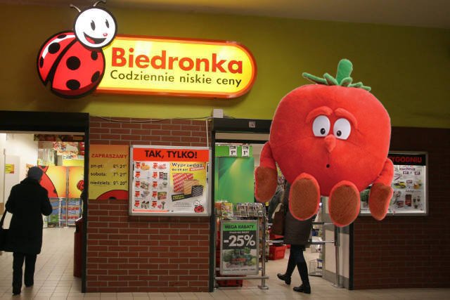 Sklep biedronka i świeżak, któremu głęboko wsadzono czujnik.