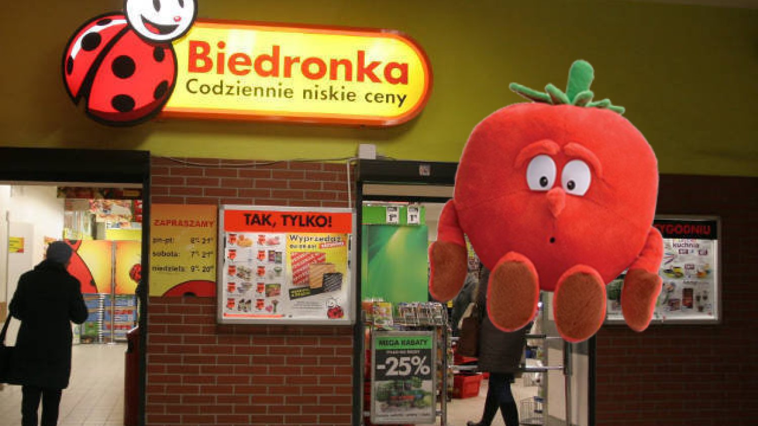 Sklep biedronka i świeżak, któremu głęboko wsadzono czujnik.