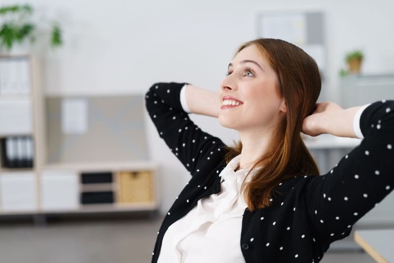 Pracownica Działu Informowania o Tym, że Zaraz Będzie Weekend kończy kolejny tydzień z doskonałym wynikiem.