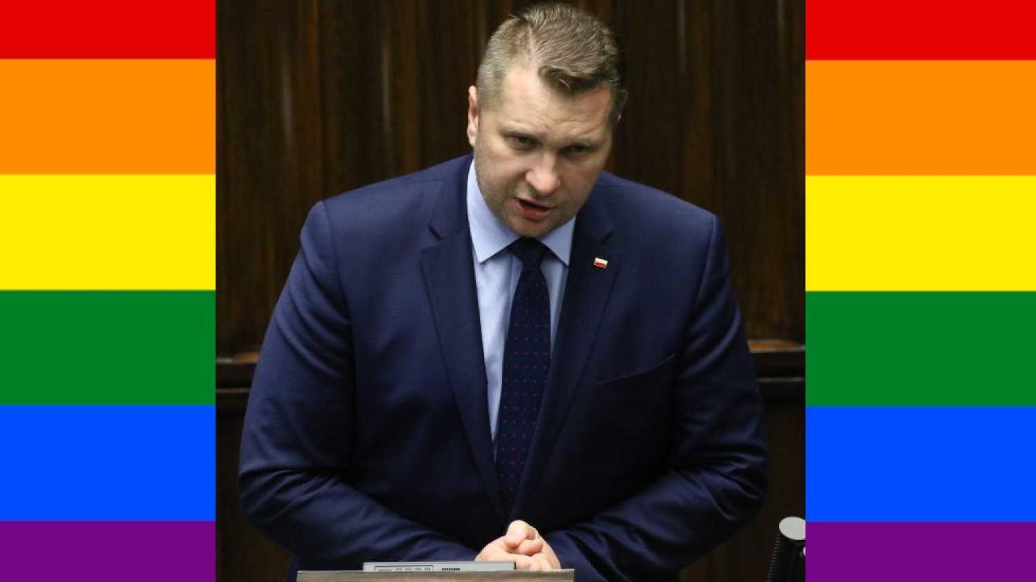 Poseł Czarnek z tęczową flagą, którą mu tu wkleiliśmy, bo tęcza nie obraża