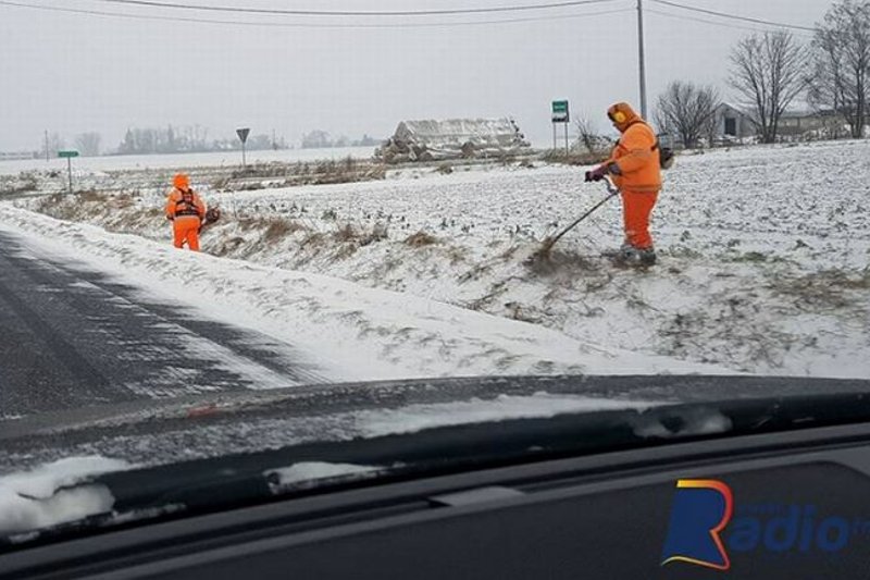 Drogowcy w Wielkopolsce koszą trawę zimą.
