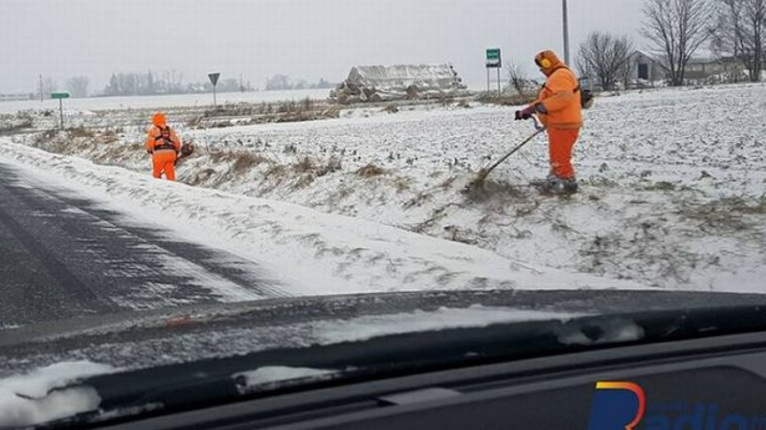 Drogowcy w Wielkopolsce koszą trawę zimą.
