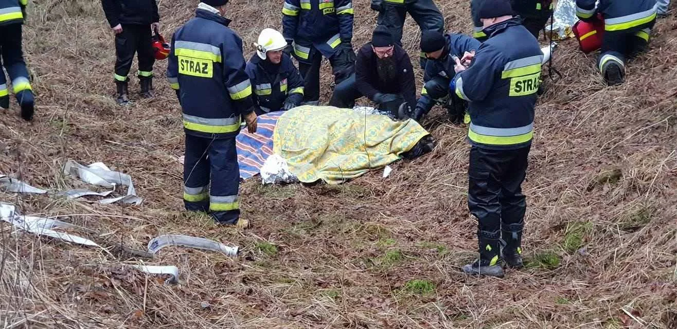 Macieja tak się wstydziła, że do zdjęcia z ratownikami zakryła się kocykiem.