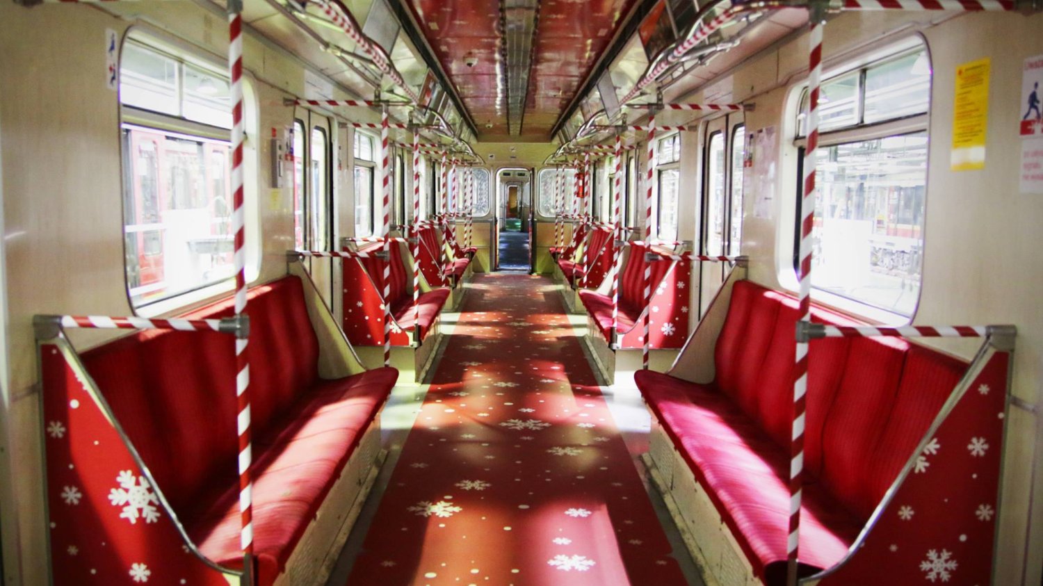 Warszawskie metro udekorowane na 6 grudnia.