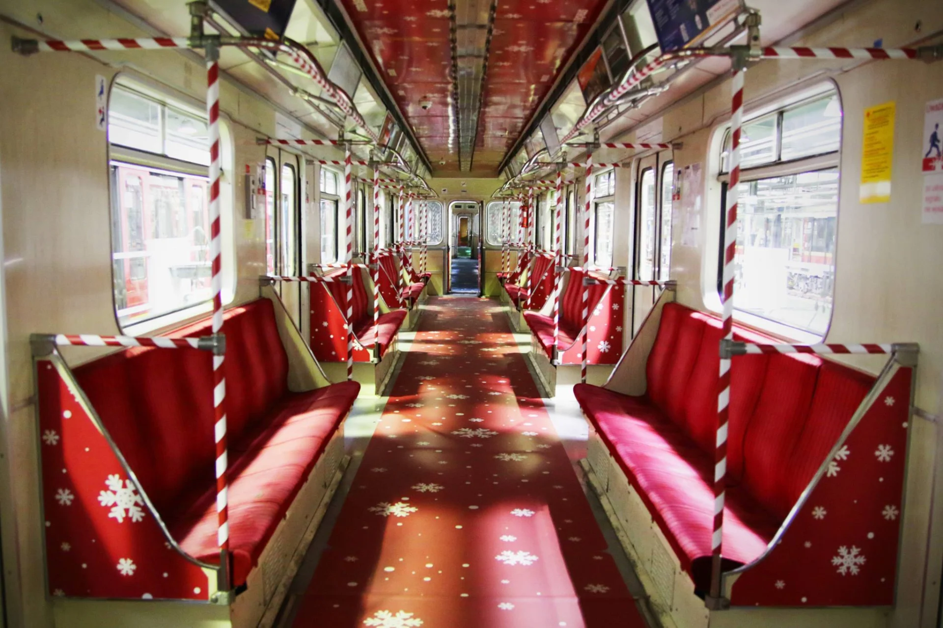 Warszawskie metro udekorowane na 6 grudnia.