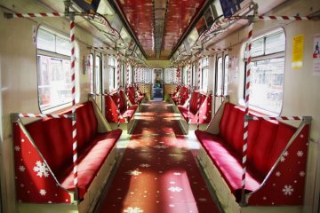 Warszawskie metro udekorowane na 6 grudnia.