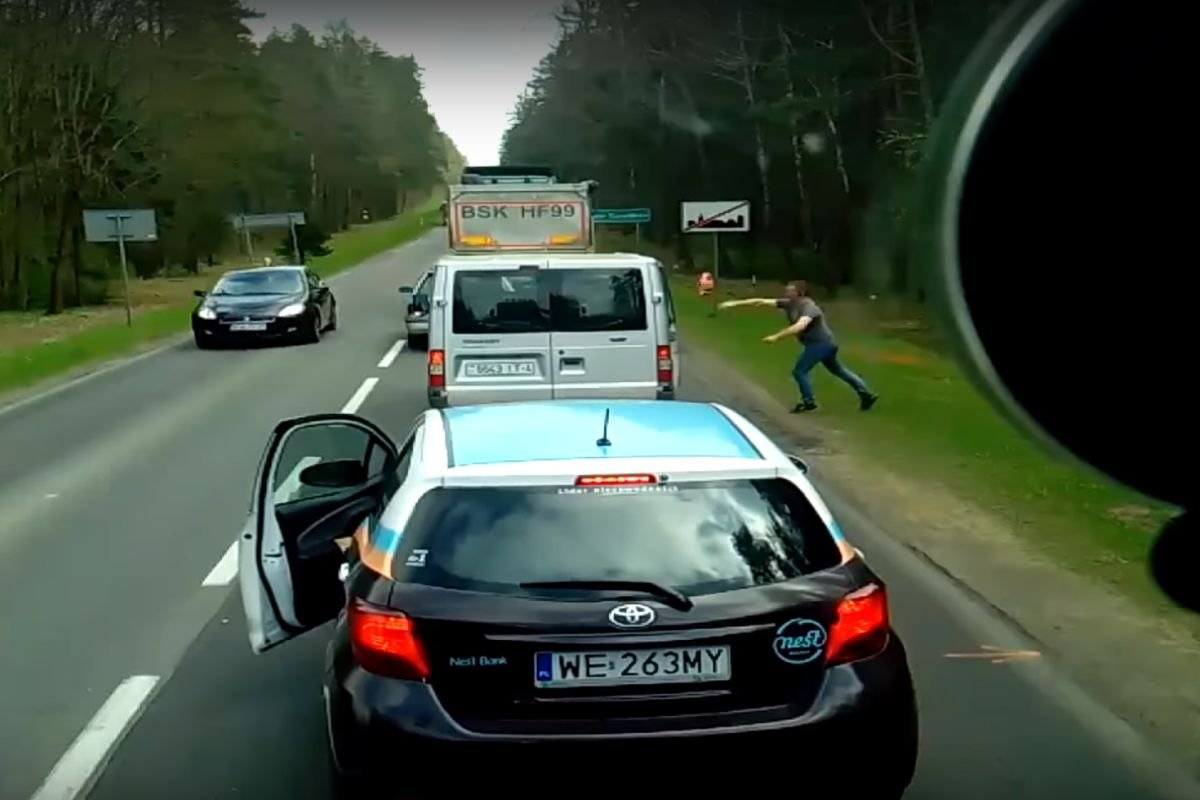 Kierowca tira pomógł posprzątać śmieci pasażerom busa.