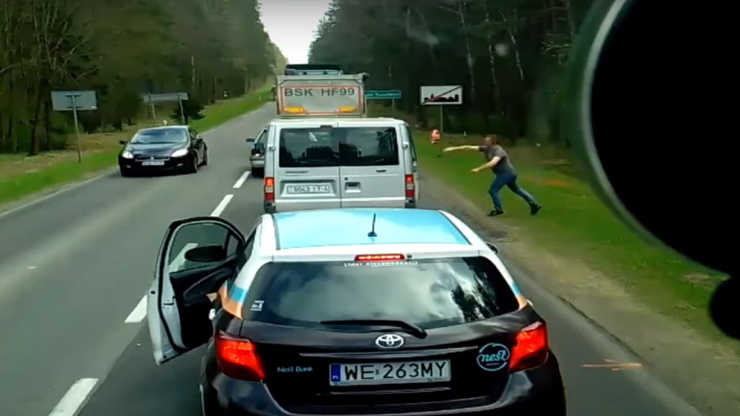 Kierowca tira pomógł posprzątać śmieci pasażerom busa.