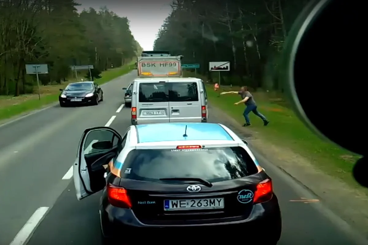 Kierowca tira pomógł posprzątać śmieci pasażerom busa.