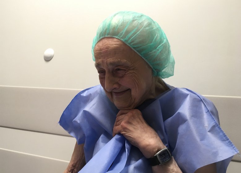 Internauci wysłali 83-latkę do szpitala.