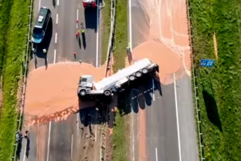Tragiczny wypadek cysterny z czekoladą na A2.