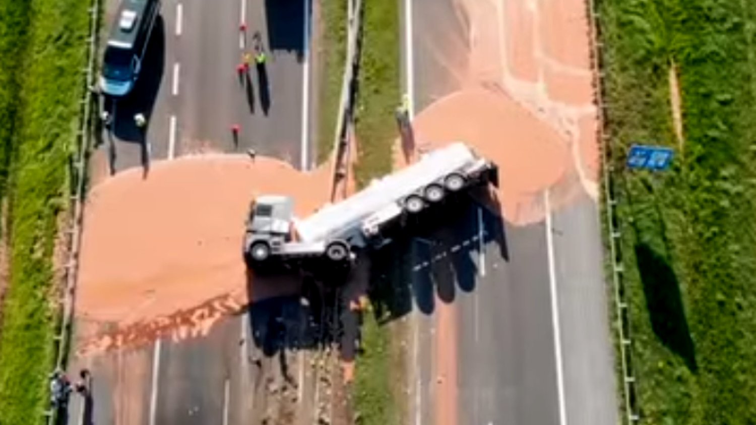 Tragiczny wypadek cysterny z czekoladą na A2.