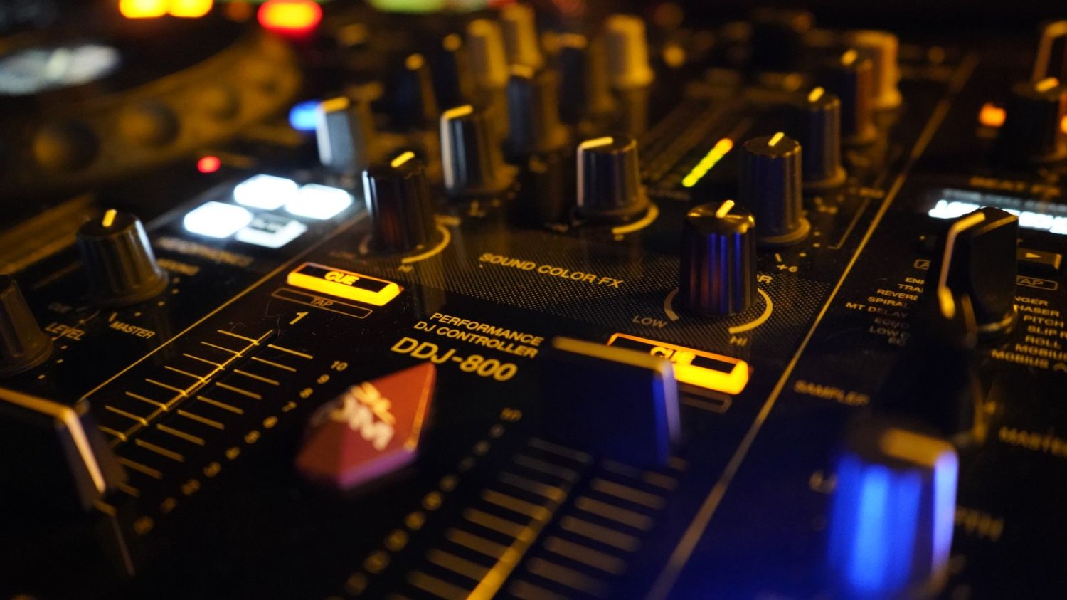 Podświetlona konsoleta DJ-a z pokrętłami