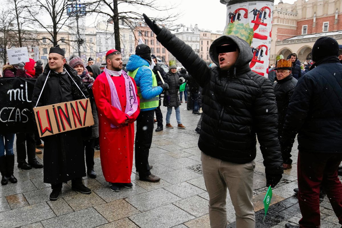 sukces-katolika-po-czy-obron-pedofil-w-hajlowanie-i-ojcze-nasz