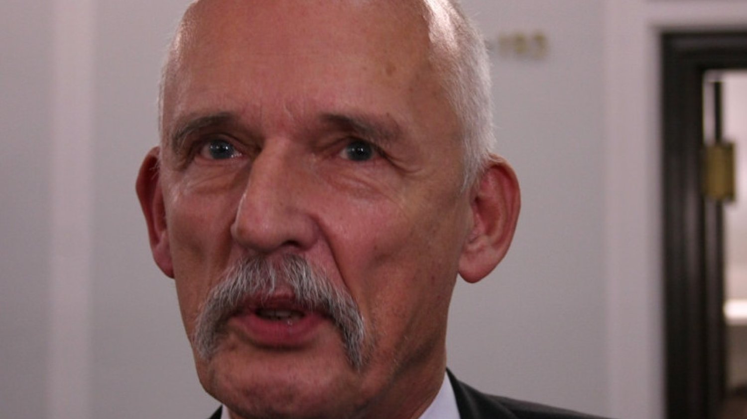 Janusz Korwin-Mikke oficjalnie zapowiedział zrzeczenie się swojego mandatu europosła.