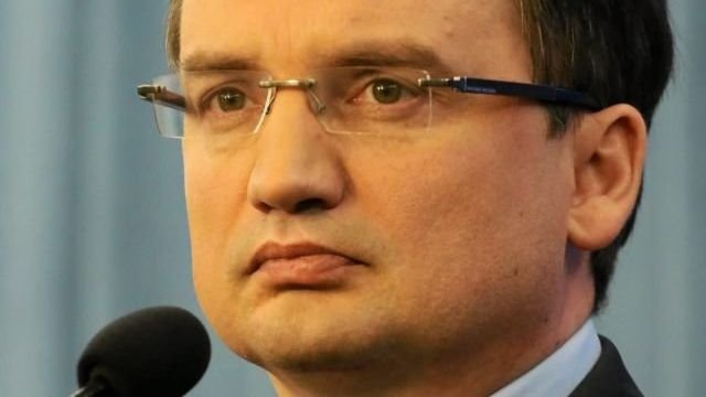 Okrutny żart czy coś więcej? W PiS huczy od plotek po ponownym wyrzuceniu Zbigniewa Ziobry z partii.