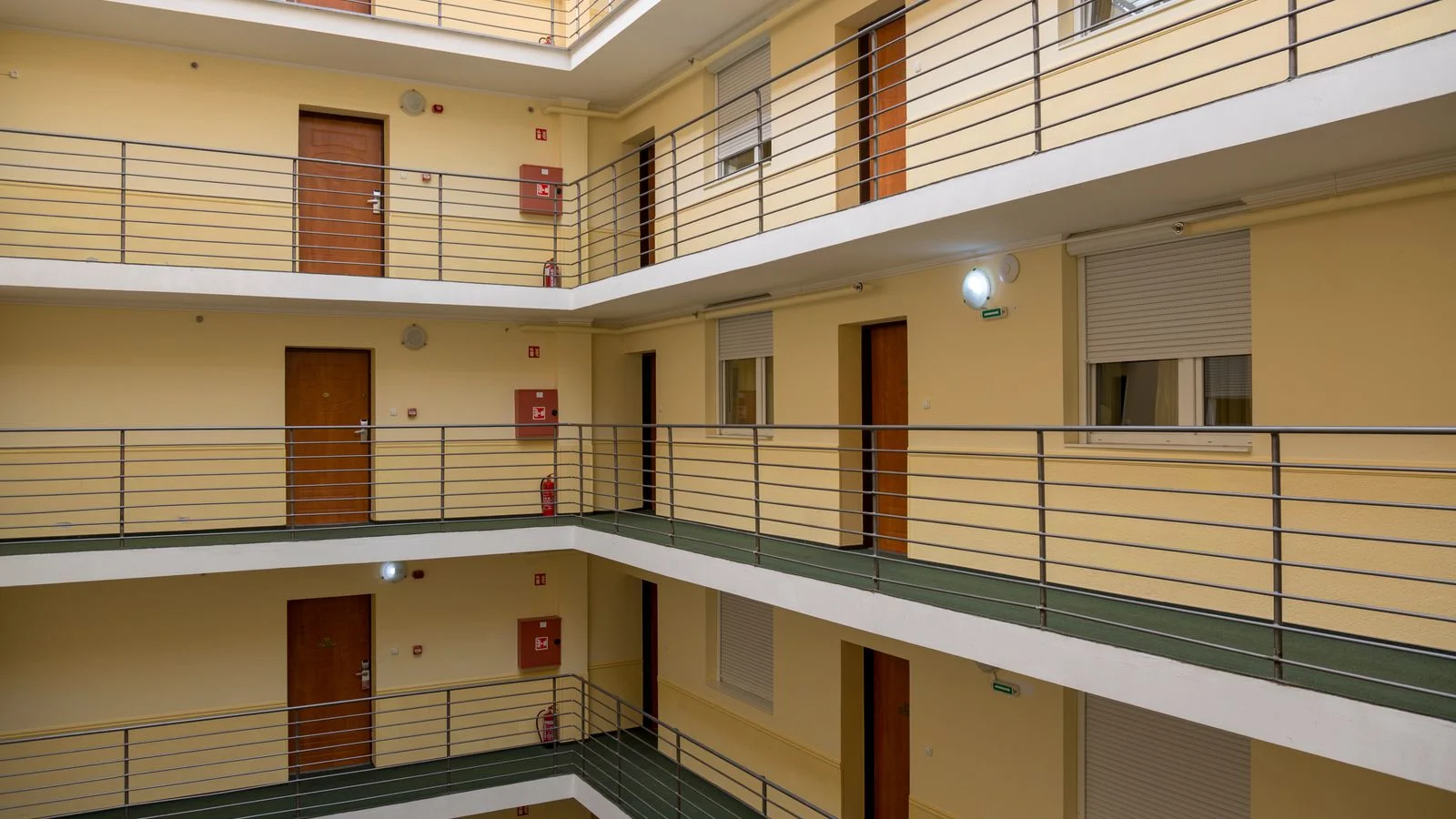 Galerie z drzwiami do mieszkań w bloku